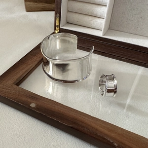 Elegante brazalete ancho de plata de ley S925 y anillo a juego con acabado pulido