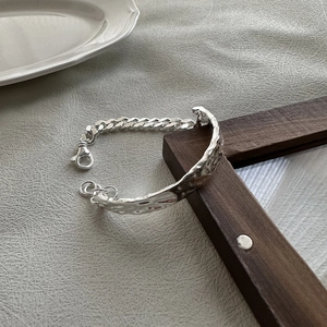 Minimalist S925 sterling silver cuff bracelet with unique hammered texture and Cuban chain