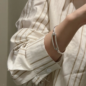 Minimalist S925 sterling silver geometric bracelet with polished link design on wrist