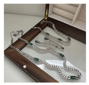 Exquisite S925 silver jewelry set featuring emerald green zircon in a vintage mirror box