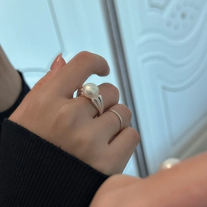 Elegant S925 silver ring featuring a large white pearl with streamlined band design