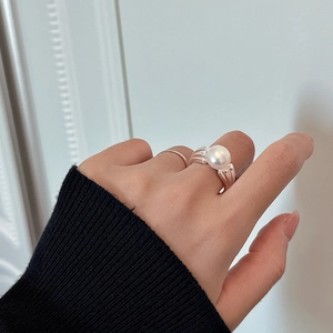Elegant S925 sterling silver ring featuring a large round pearl and textured wavy band