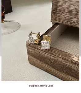 Dettaglio di orecchini a cerchio in argento sterling S925 con finitura bicolore oro e argento