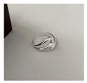 Detailed close-up of S925 sterling silver U-shaped ring with minimalist wavy design