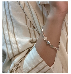 Close-up of S925 sterling silver heart-shaped chain bracelet on a woman's wrist