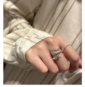 Detailed close-up of S925 sterling silver U-shaped open ring paired with a pearl band