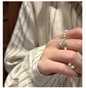 Close-up of a minimalist U-shaped S925 silver ring featuring a delicate white pearl