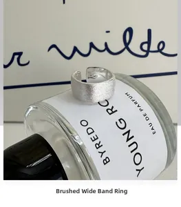 Gros plan d'une large bague en argent S925 avec texture brossée mate et anneau ajustable