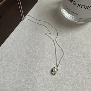 Minimalist S925 silver necklace with an organic pea-shaped pearl pendant on a fine chain