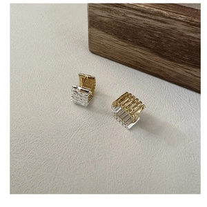 Macro di orecchini a cerchio in argento S925 con design bicolore e trama stratificata