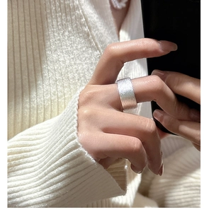 Vue macro détaillée d'une bague large en argent S925 avec une finition givrée texturée