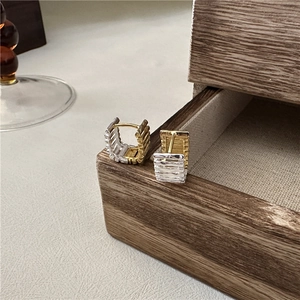 Orecchini Huggie Quadrati in Argento Sterling 925 Bicolore Oro Argento da Donna Vintage Geometrici Martellati Lucidati Gioielli
