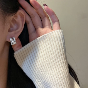 Orecchini a cerchio in argento sterling S925 con texture a coste indossati da modella