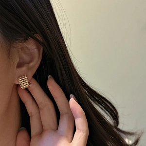 Orecchino a cerchio minimalista in argento S925 con finitura dorata su modella femminile