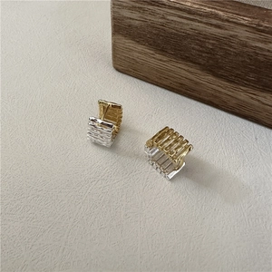 Orecchini quadrati in argento S925 con finitura bicolore e texture a coste in rilievo