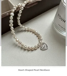 Détail du pendentif cœur en argent S925 et collier de perles d'eau douce irrégulières