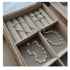 Detailansicht eines S925 Silber-Schmucksets mit unregelmäßigen Elementen in der Box