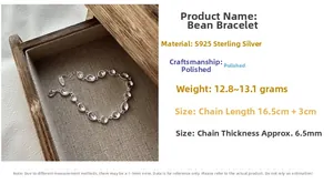 Detail eines S925 Sterlingsilber-Armbands mit unregelmäßigen Perlen in einer Holzbox