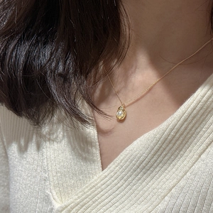 Elegant S925 silver pearl pea necklace on a gold chain worn by a female model