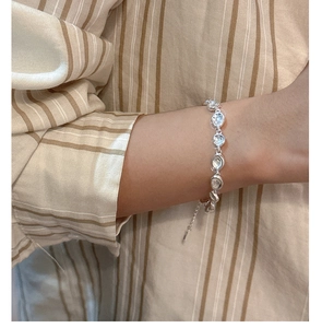 Nahaufnahme des S925 Sterlingsilber-Armbands mit ovalen Zirkonias am Handgelenk