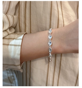 Nahaufnahme des S925 Sterlingsilber-Armbands mit ovalen Kristallen am Handgelenk