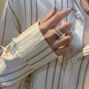 Minimalist S925 sterling silver overlapping crossover open ring on a female finger