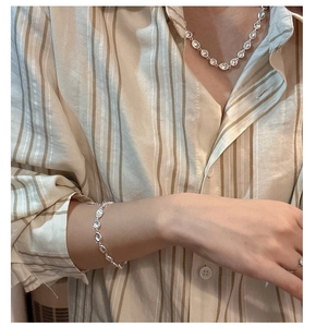 Detail der S925 Sterlingsilber Kette mit Kristallen getragen von einem Model Outfit