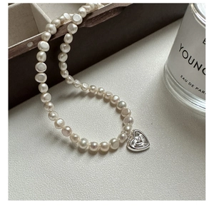 Détail du pendentif cœur en argent S925 élégant avec collier de perles blanches éclatant