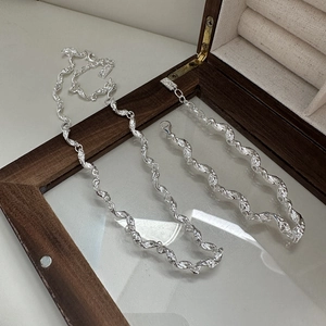 Minimalist S925 sterling silver jewelry set featuring twisted texture necklace and bracelet
