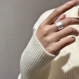 Bague minimaliste en argent sterling S925 avec texture brossée et fini mat