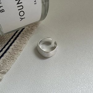 Bague ouverte carrée en argent sterling S925 avec finition brossée et style minimaliste