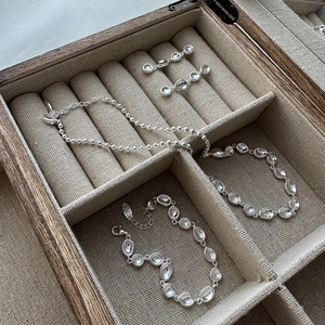 Elegantes Set aus S925 Sterlingsilber mit minimalistischen Erbsenohrringen und Halskette