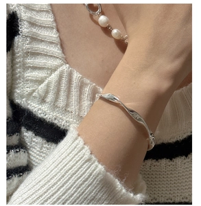 Polished S925 sterling silver twisted wave bracelet with elegant fluid design