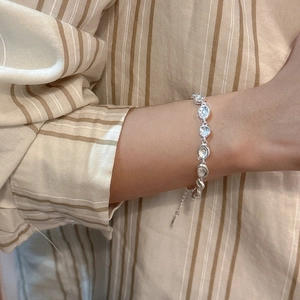 Elegantes S925 Sterlingsilber-Armband mit ovalen Zirkonia-Steinen am Handgelenk