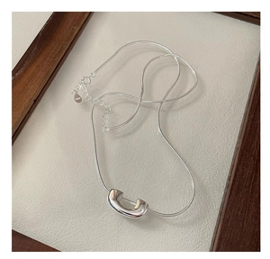 Vista macro dettagliata della collana a catena serpente in argento sterling S925 con ciondolo