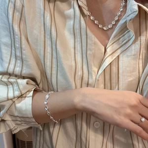 Elegantes S925 Sterlingsilber Schmuckset mit Halskette, Armband und Ring am Modell