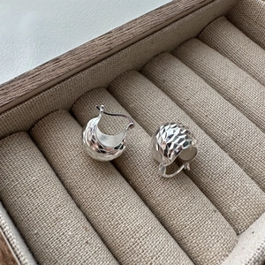 Sparkling S925 sterling silver hoop earrings with diamond-cut texture in a jewelry box