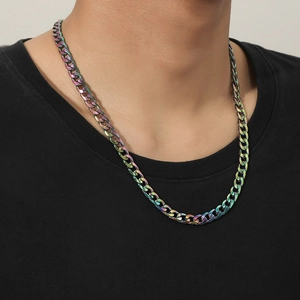 Regenbogenfarbene Edelstahl-Panzerkette für Damen und Herren am Model getragen
