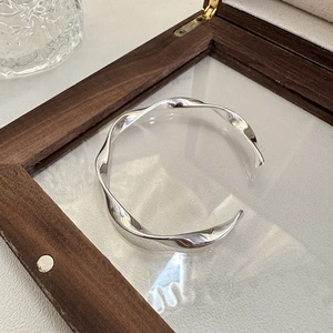 S925 sterling silver minimalist open bangle with a sleek twisted wave texture design