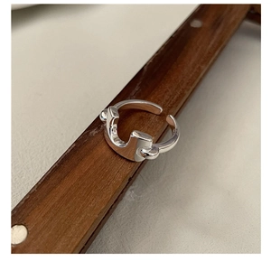 Macro di anello regolabile in argento con design geometrico e minimalista d'avanguardia