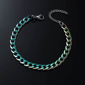 Regenbogen-Panzerarmband aus Edelstahl mit Karabinerverschluss auf schwarzem Reflexhintergrund