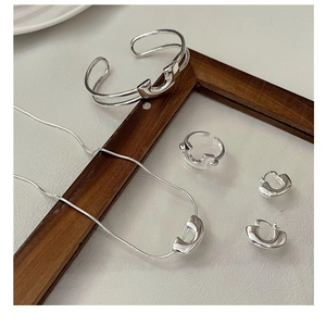 Dettaglio del set di gioielli minimalisti in argento S925 con bracciale e anello