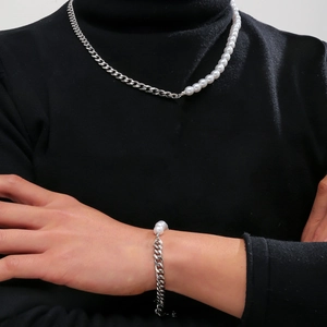 Parure bijoux hip hop homme avec chaîne cubaine argentée et perles rondes blanches