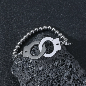 Poliertes Handschellen-Perlenarmband für Damen und Herren auf schwarzem Lavastein