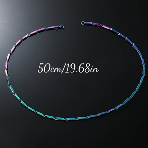 Vue macro d'un collier de 50cm en acier titane arc-en-ciel à maillons géométriques
