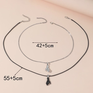 Détail de colliers magnétiques main dans la main avec mesures de 42+5cm et 55+5cm