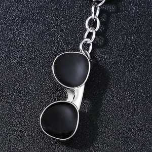 Portachiavi occhiali da sole in metallo argento lucido con smalto nero su fondo nero
