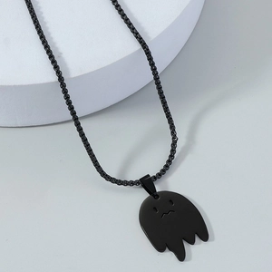 Détail du pendentif fantôme noir mat et de la chaîne de boîte sur support blanc