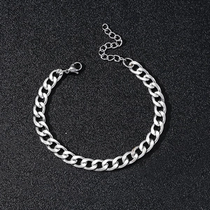 Gedetailleerde weergave van zilveren roestvrijstalen cubaanse armband met karabijnsluiting