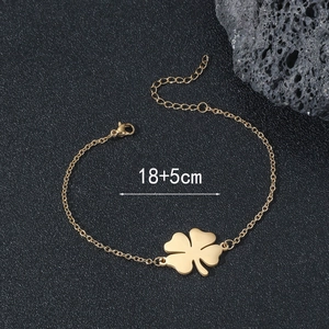 Detail view of gold clover bracelet with lobster clasp and adjustable 18+5cm chain length